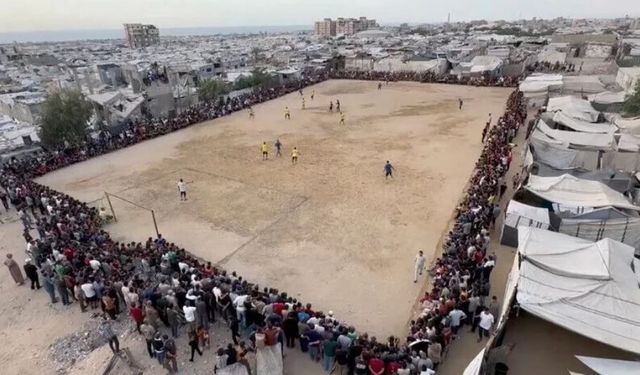 Gazze'de yerinden edilen futbolcular çadırlar arasında dostluk maçı yaptı