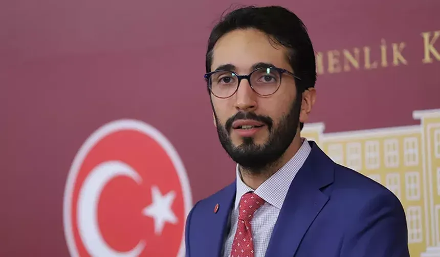 Saadet Partisi Konya Milletvekili Abdulkadir Karaduman basın açıklamasında değerlendirmelerde bulunuyor