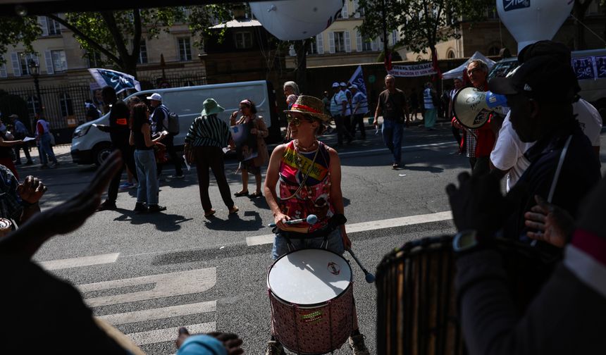 Fransa'da emeklilik yaşını yükselten reforma karşı ülke genelinde protestolar devam ediyor