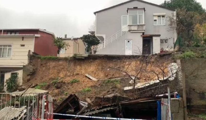 Sarıyer'de istinat duvarı çöktü; 4 araç hasar gördü