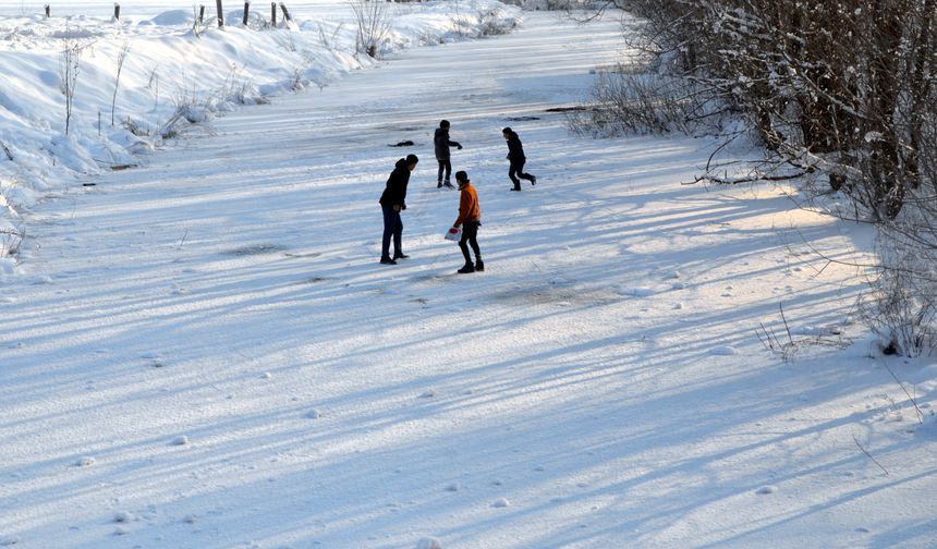 Karlıova'da tatil sonrası ilk ders ziline kar engeli