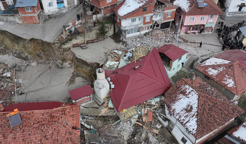 Tokat'ı heyelan vurdu: Boşaltılan 39 evden 4'ü ile 1 cami yıkıldı 