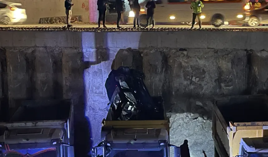 Şanlıurfa'da ilginç kaza: Köprüden uçan otomobil park halindeki kamyonun damperine düştü