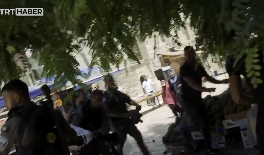 Siyonist İsrail polisi Kudüs'te TRT Haber ekibine saldırdı