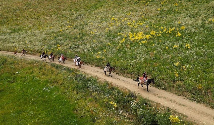 Berivanlar süt sağımı için at sırtında kilometrelerce yol katediyor