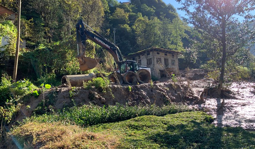 Rize'de sel ve heyelan gitti, çamur kaldı