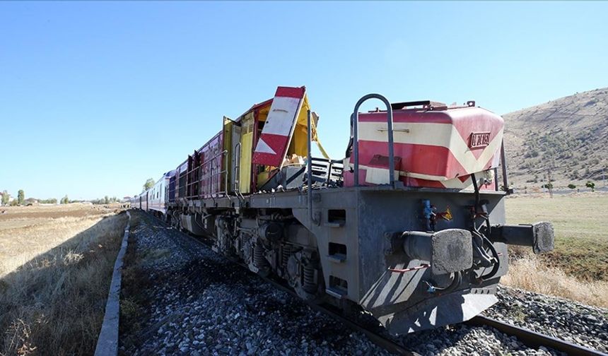 Muş'ta yolcu treninin beton pompasına çarpması sonucu 1 makinist öldü, 2 makinist yaralandı