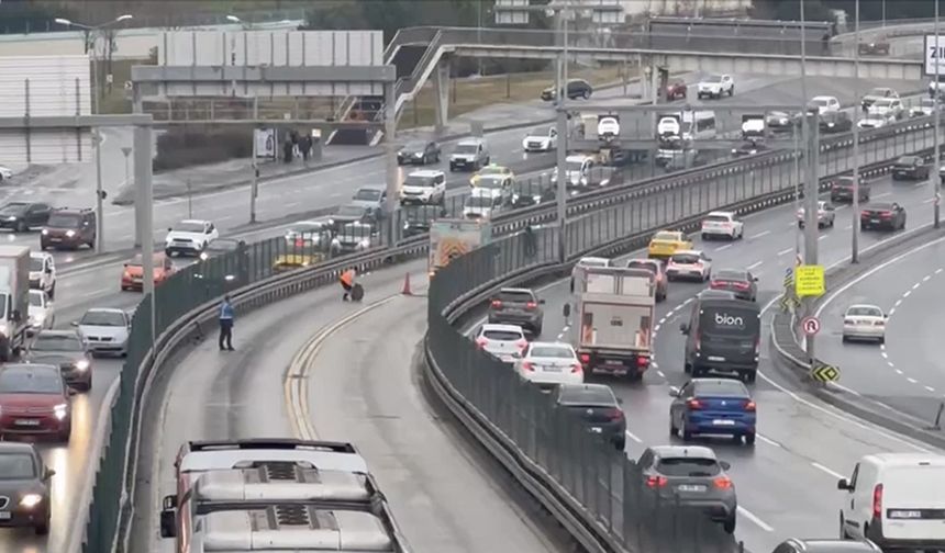 Metrobüs hattında akıl almaz kaza! Yaralanan yolcu, hastaneye kaldırıldı