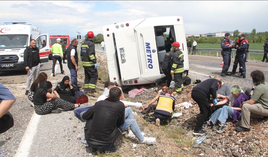 Konya'da, yolcu otobüsünün devrilmesi sonucu oluşan kazada 13 kişi yaralandı