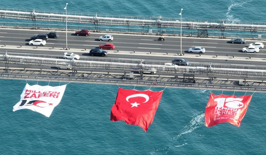 İstanbul Boğazı'ndaki köprülere Türk bayrağı asıldı