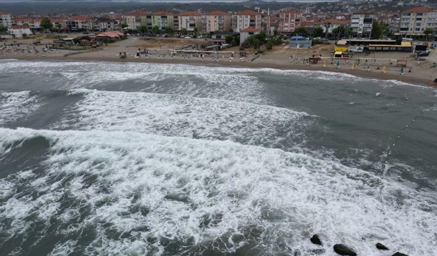 Sakarya ve Zonguldak'ta olumsuz hava ve deniz koşulları nedeniyle denize girişler yasaklandı