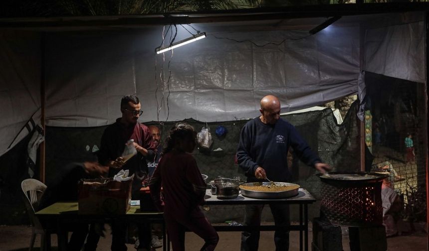 İşgalci İsrail'in karanlığa gömdüğü Gazze'de günlük yaşam