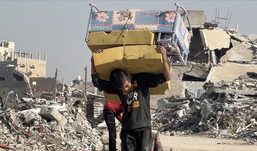 Gazze'de soğukların başlamasıyla Filistinliler tüm tehlikelere rağmen enkazlardan kışlık eşya topluyor