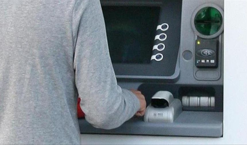 Kartını yutan ATM'ye sinirlendi, güvenlik görevlisini bıçakladı