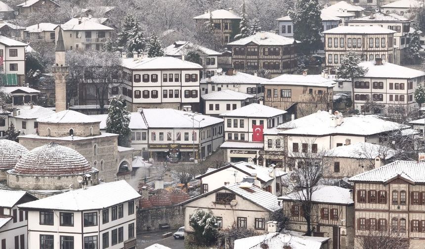 Safranbolu'da tarihi konaklar karla kaplandı