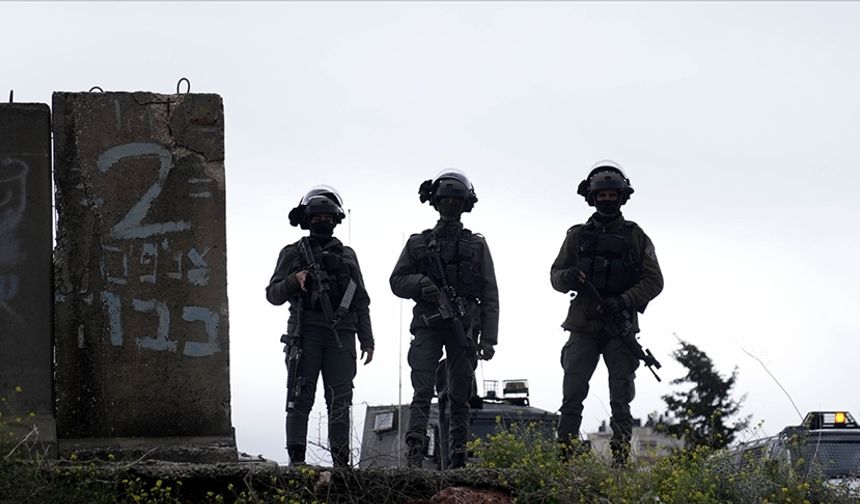 İşgalci İsrail ordusu Batı Şeria’da cuma namazının ardından cemaati ablukaya aldı