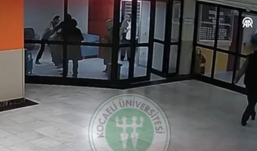 Nefes borusuna yiyecek takılan hastayı doktor Heimlich manevrasıyla kurtardı