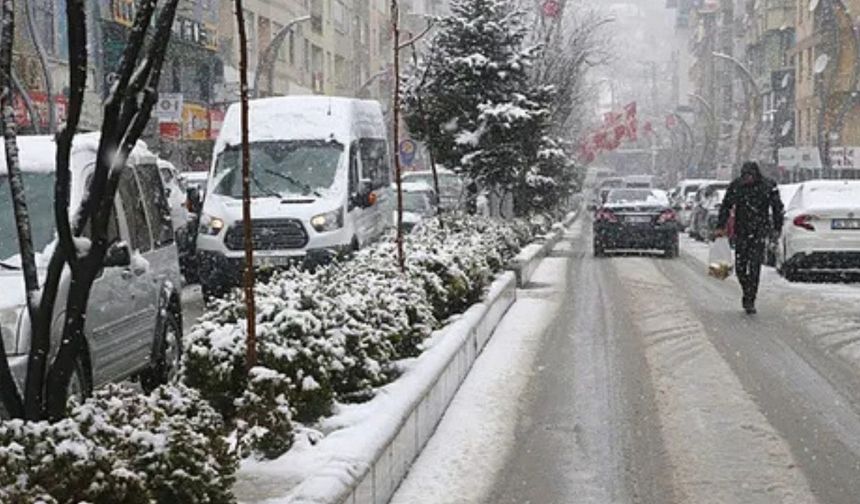 Hakkari'de olumsuz hava koşulları nedeniyle eğitime 1 gün ara verildi