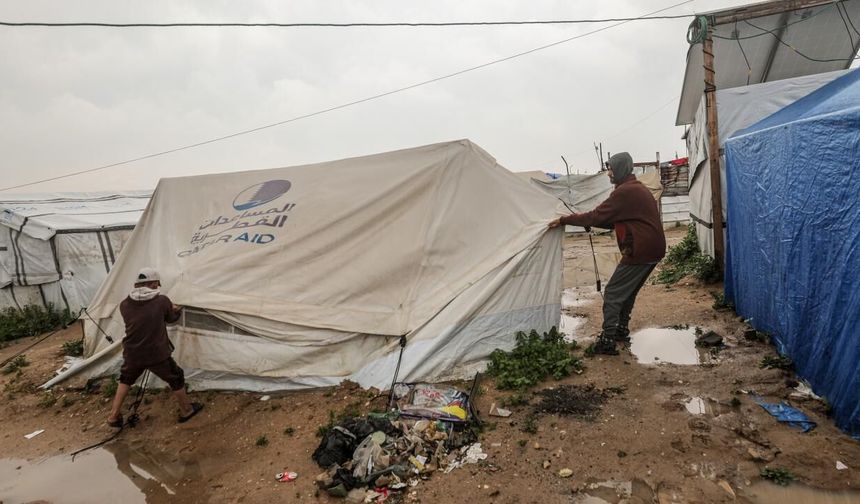 Gazze Belediyesi: Etkili olan fırtına nedeniyle yüzlerce çadır sular altında kaldı