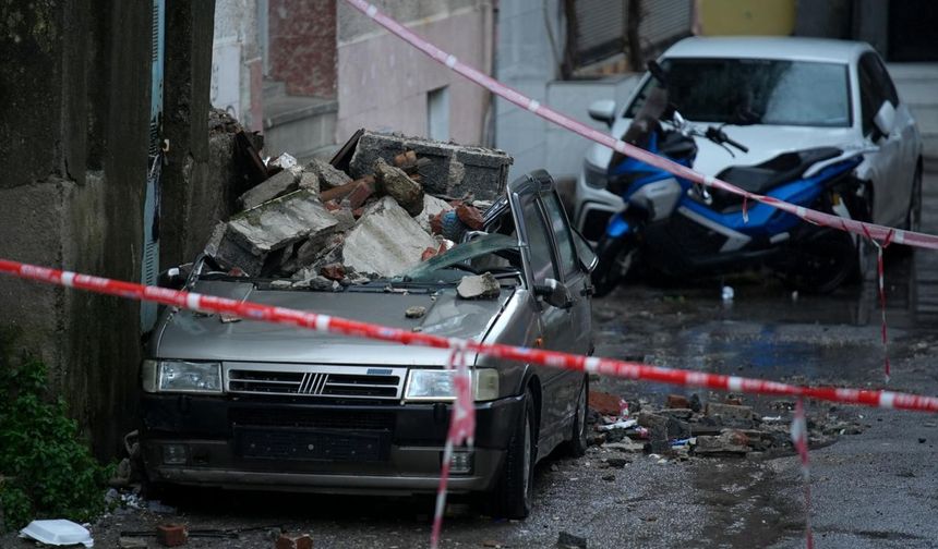 İzmir'de bir binadaki iki balkon otomobilin üzerine çöktü