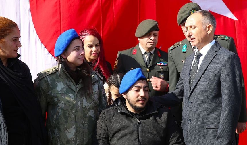 MSB'nin girişimleriyle afetzede genç kız, kendisine parka veren albayla buluştu