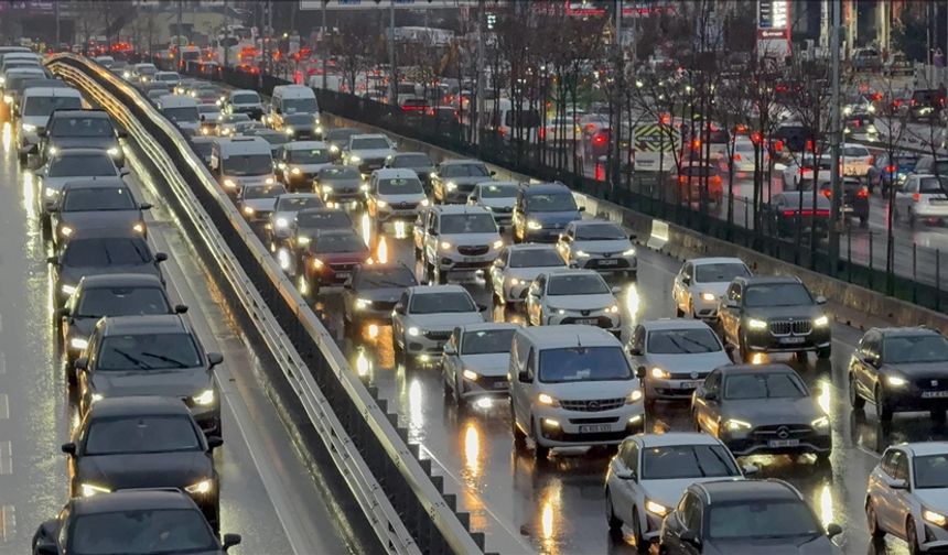 İstanbul'da akşam saatlerinde trafik yoğunluğu yüzde 90'a çıktı