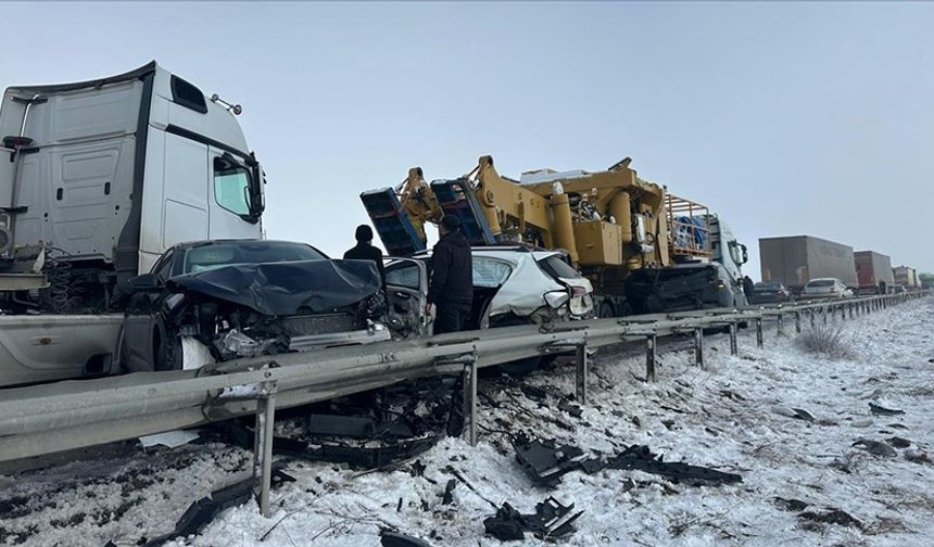 Erzurum'da çok sayıda aracın karıştığı zincirleme trafik kazası meydana geldi