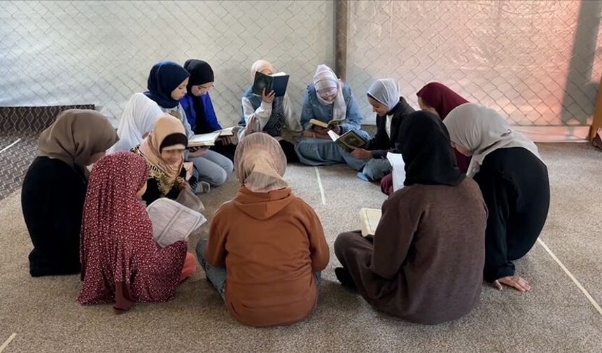 Gazze'de yıkılan caminin alanına kurulan çadırda çocuklar, Kur'an-ı Kerim tilaveti ve ezberine devam ediyor