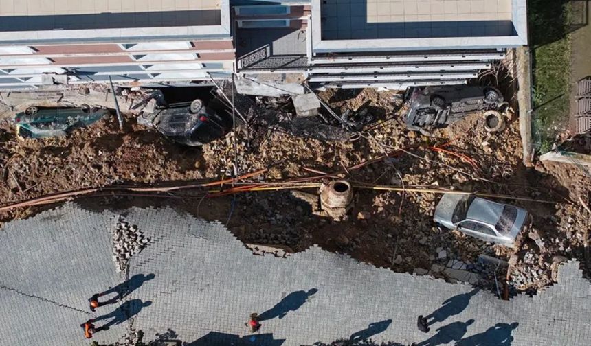 İzmir'de istinat duvarı çöktü! İki binada hasar var, arabalar toprak altında kaldı