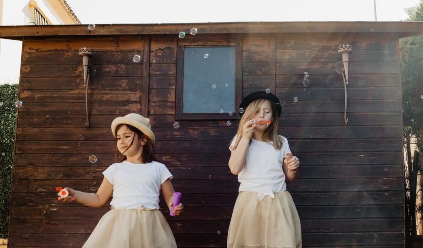 Coşku ve Şıklığı Bir Arada Sunan Kız Çocuk Kıyafetleri