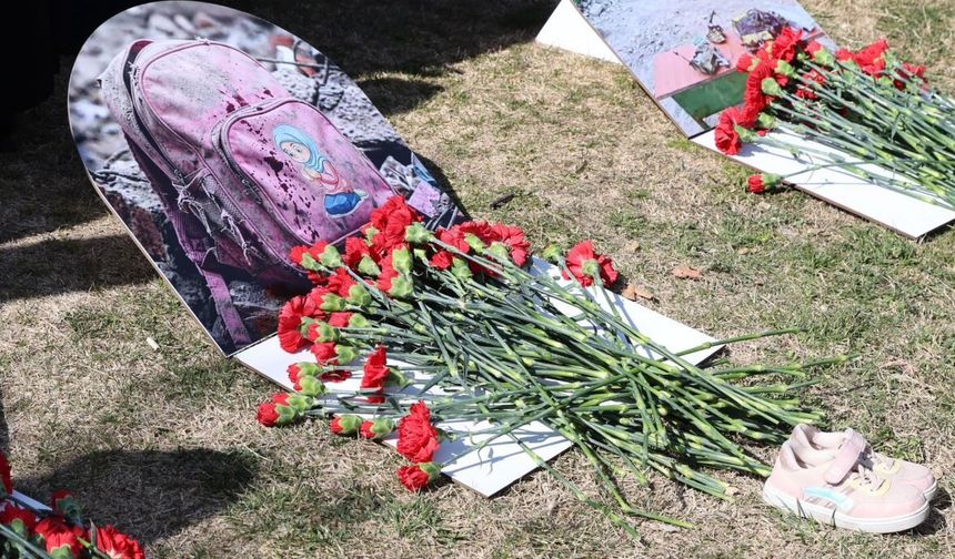 Saadet Partisi Kadın Kolları, İran’da katledilen kız çocukları için karanfil bıraktı