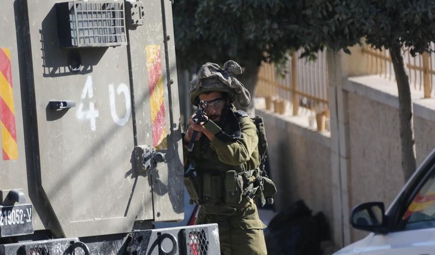 İsra*l askerleri El Halil’de Filistinli bir genci gerçek mermiyle ateş açarak yaraladı