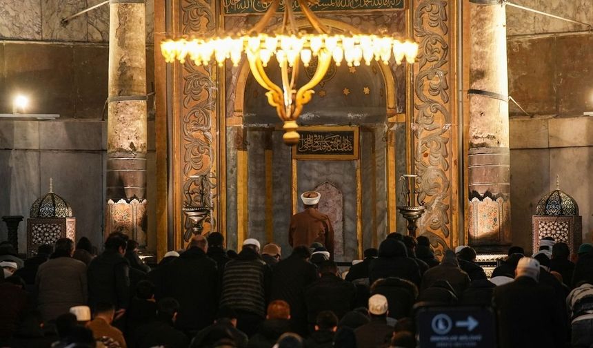 İstanbul'da ramazanın son teravih namazı eda edildi