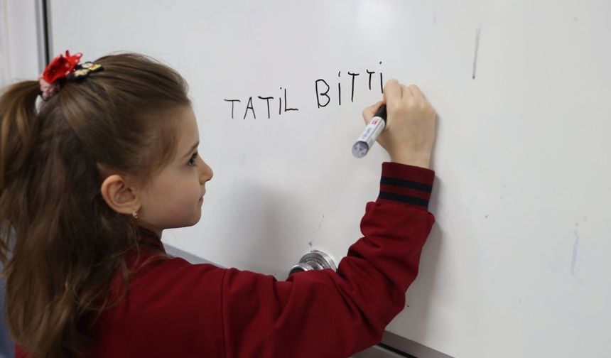 Okullarda ikinci ara tatil sonrası ilk ders zili çaldı