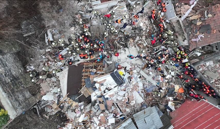 Fatih'te doğal gaz patlaması: 2 bina çöktü 1 kişi hayatını kaybetti