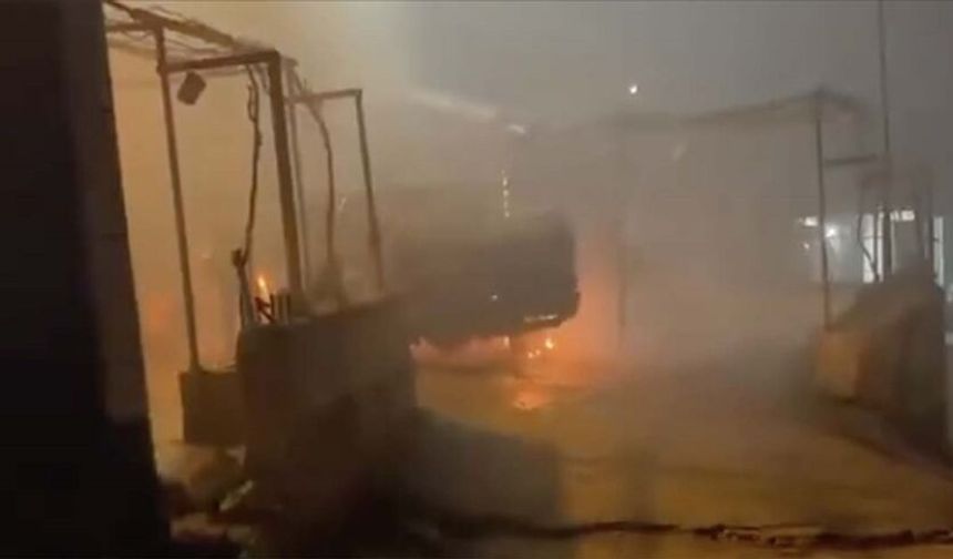 Batı Şeria’daki Filistin topraklarını gasbeden İsrailliler Filistinlilere saldırdı, araçları kundakladı