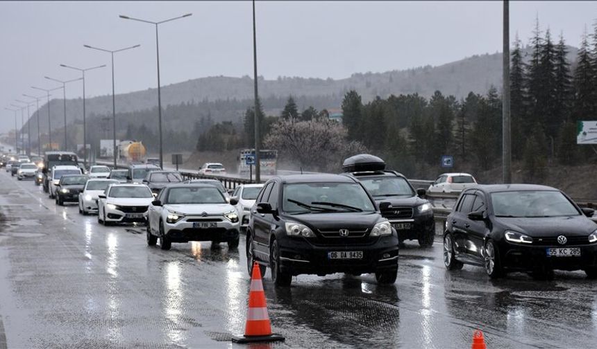 Yollarda bayram öncesi trafik yoğunluğu sürüyor