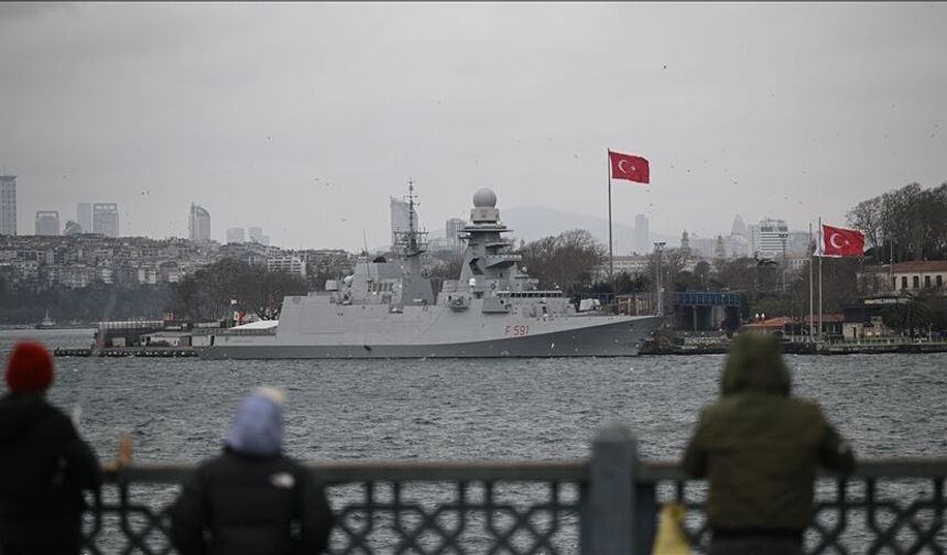 İtalyan fırkateyninden NATO Daimi Deniz Görev Grubu-2 kapsamında İstanbul'a liman ziyareti