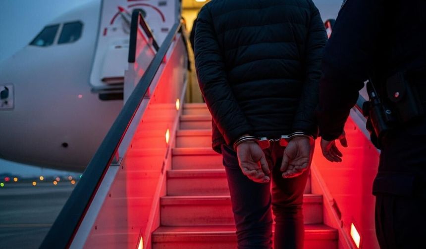 16'sı kırmızı bültenle aranan 61 suçlu Türkiye'ye getirildi