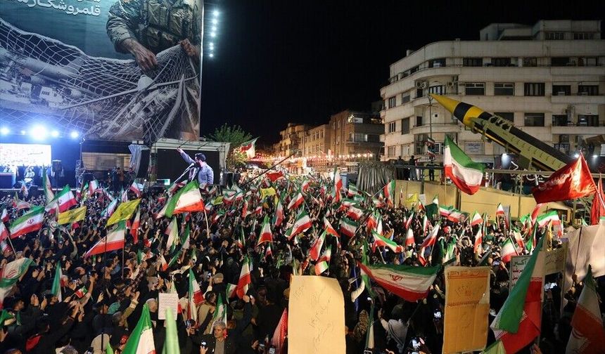 İran'ın başkenti Tahran'da binlerce kişi ABD ve İsrail'i "füzeler eşliğinde" protesto etti