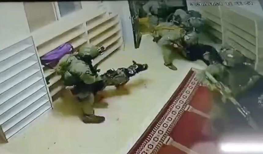 El-Halil’de insanlık dışı görüntü: İsra*l askerleri camiye baskın yaptı, savunmasız Filistinliye köpekle saldırdı