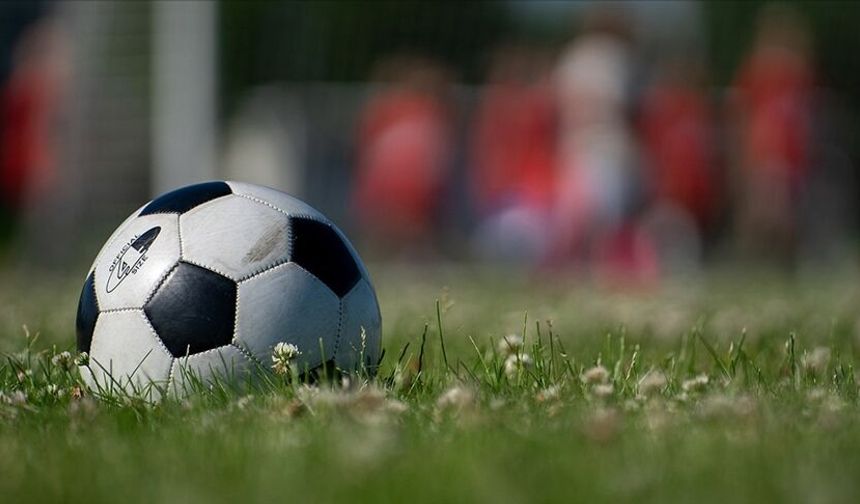 Futbolda yeni düzenleme: Ayrımcı davranışları gizlemek için ağzını kapatan futbolcular kırmızı kart görecek