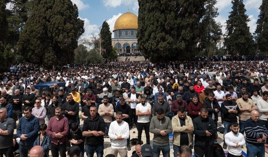 İsra*l'in 41 gün kapalı tuttuğu Mescid-i Aksa'da on binlerce Müslüman cuma namazında saf tuttu