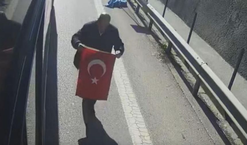 Otobüs şoföründen anlamlı hareket: “Bayrak ayak altında olmaz” diyerek otobüsü durdurdu