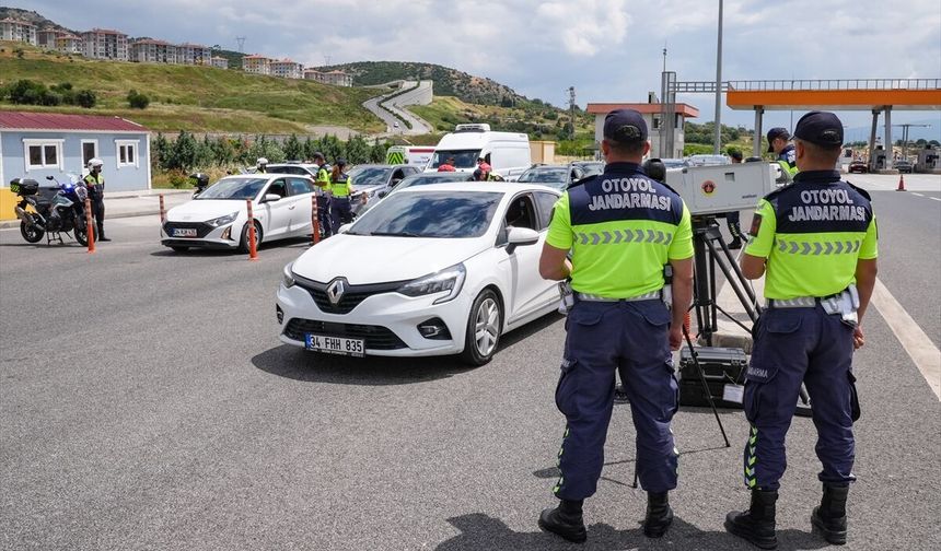 Otoyol jandarması yol güvenliği için bayram tatilinde de görev başında