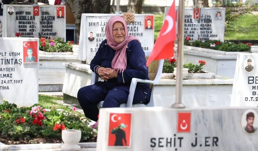 Şehit anneleri, Anneler Günü'nde evlatlarının kabri başında dua etti