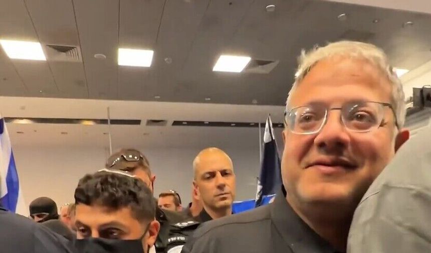 Alçaklığın zirvesi: İşgalci rejim yardım filosuna saldırdı, esirlere limanda işkence etti!