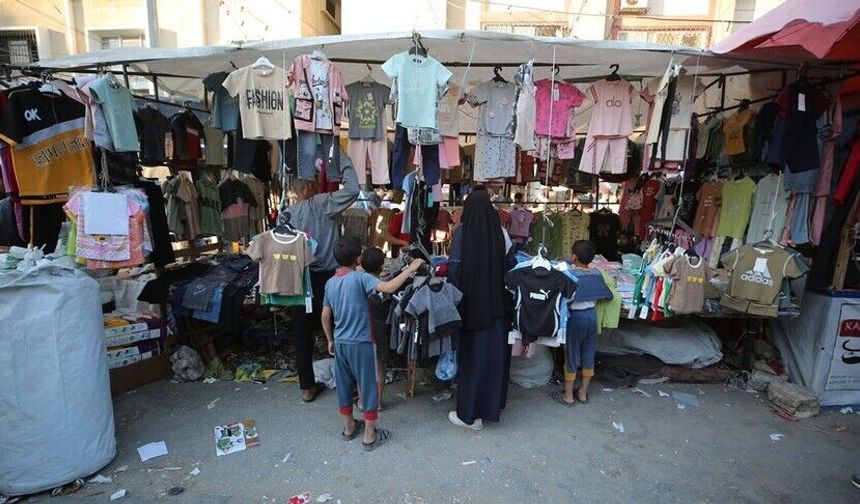 Gazzeliler enkaz arasında kurulan pazarda, kısıtlı imkanlarla bayram alışverişini yapıyor
