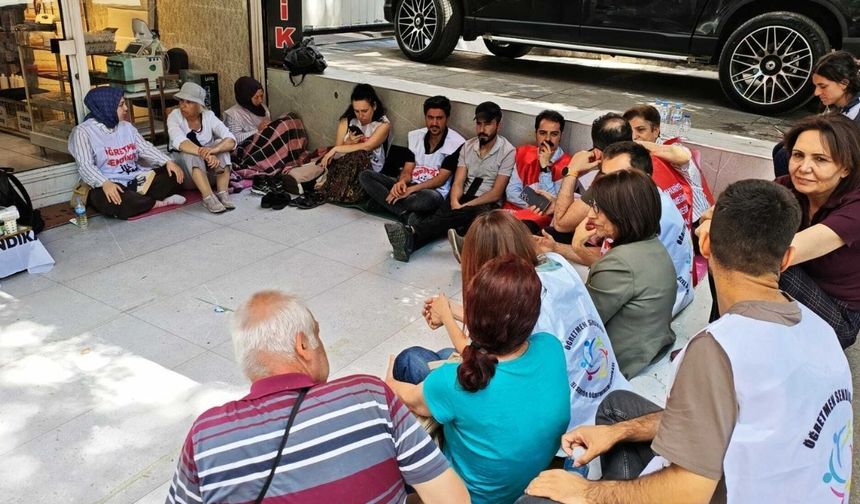 Ankara'daki öğretmenlerin açlık grevi 8'inci gününde: 'Hakkımızı almadan Ankara'yı terk etmeyeceğiz'