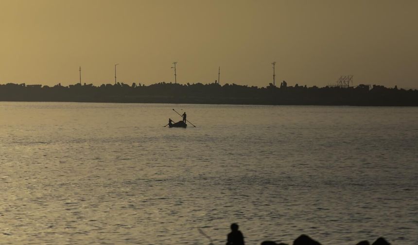Katil İsrail, Gazze açıklarında balıkçı teknelerine ateş açtı: Bir çocuk hayatını kaybetti